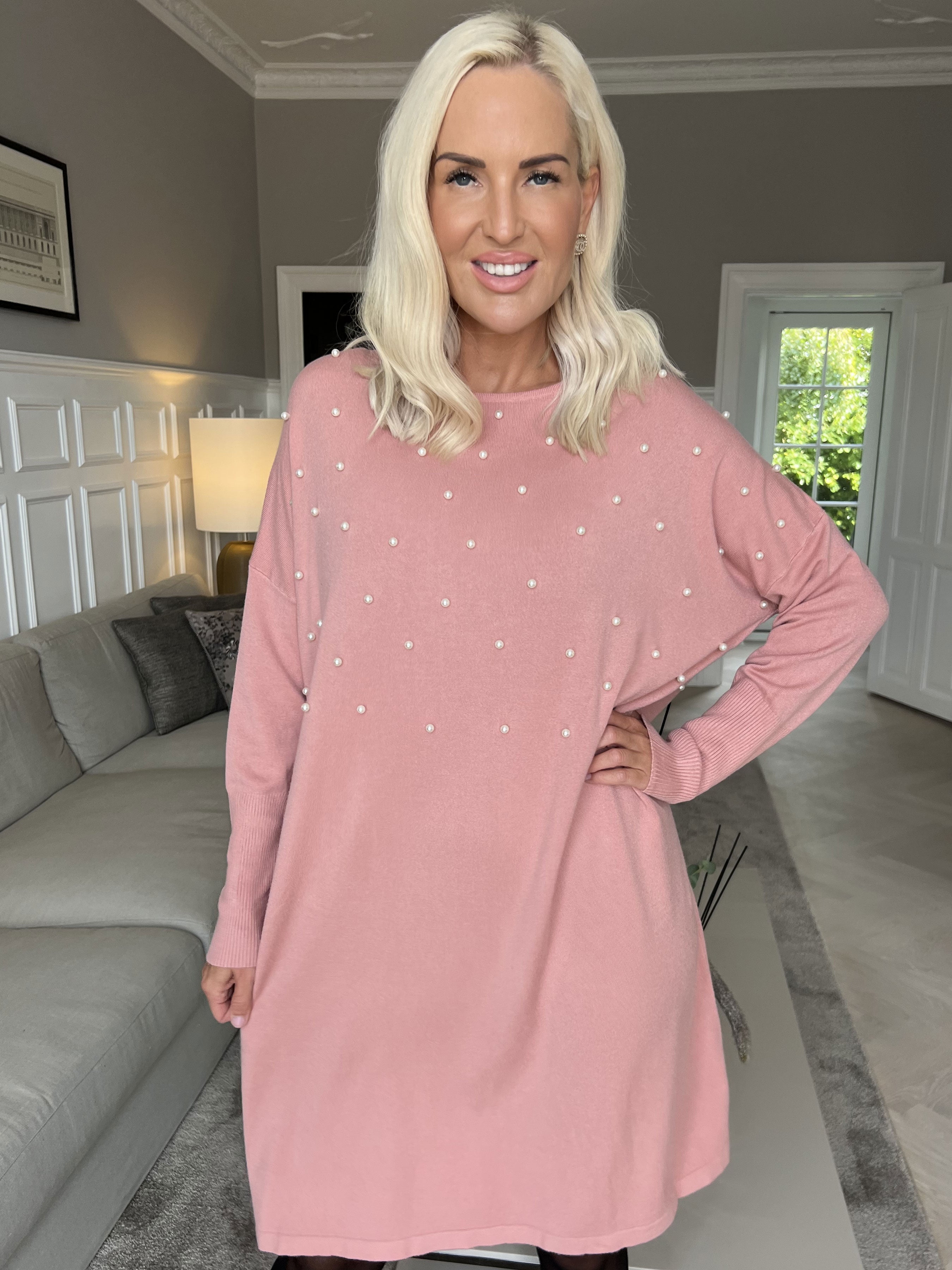 Stefania - Bekväm stickad klänning utsmyckad med pärlor